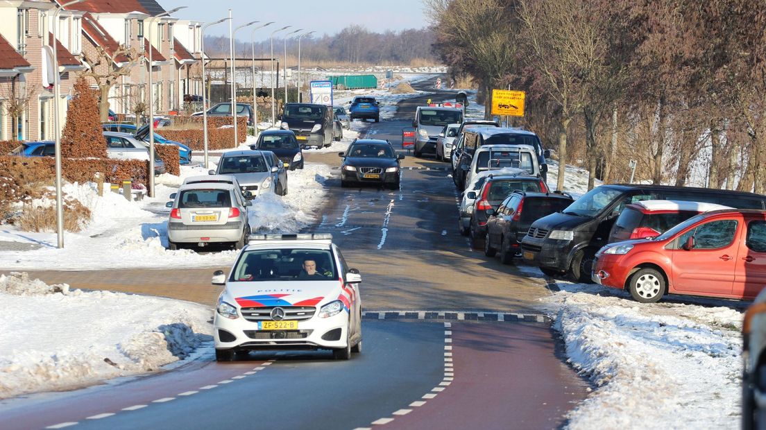 Ondanks een wegsleepregeling staan links en rechts auto's geparkeerd