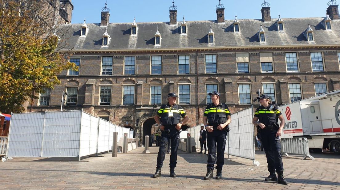 Witte schermen bij het Binnenhof