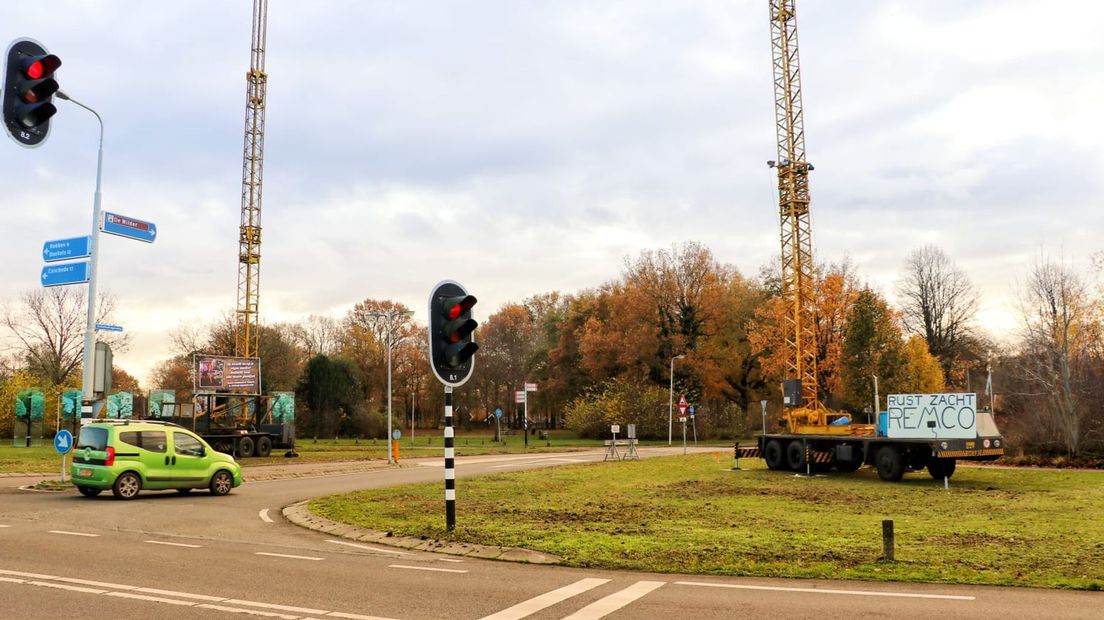 De erehaag van zendmasten voor de verongelukte Remco