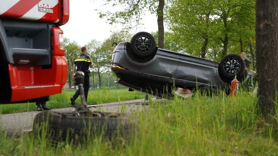 Auto slaat over de kop na botsing met boom. Auto slaat over de kop na botsing met boom.