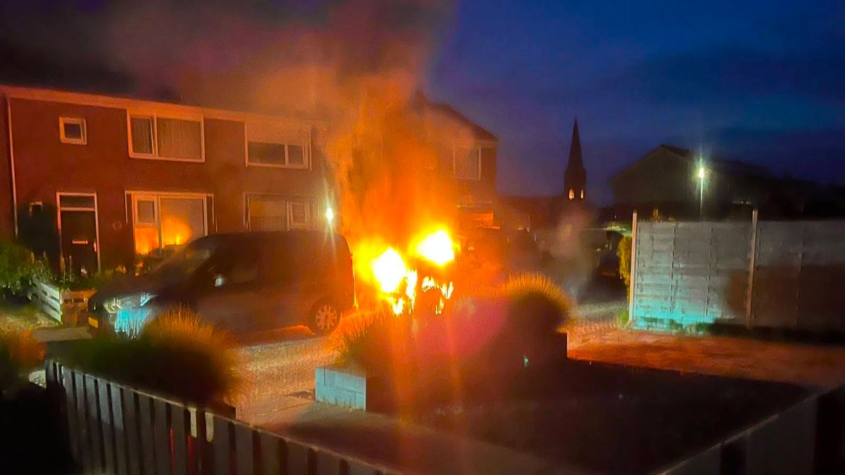 Autobrand in woonwijk van Workum: brandweer al vroeg uit bed gehaald