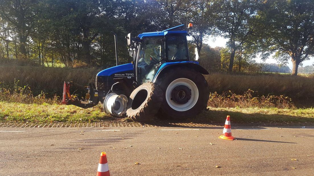De tractor is zwaar beschadigd (Rechten: Persbureau Meter)