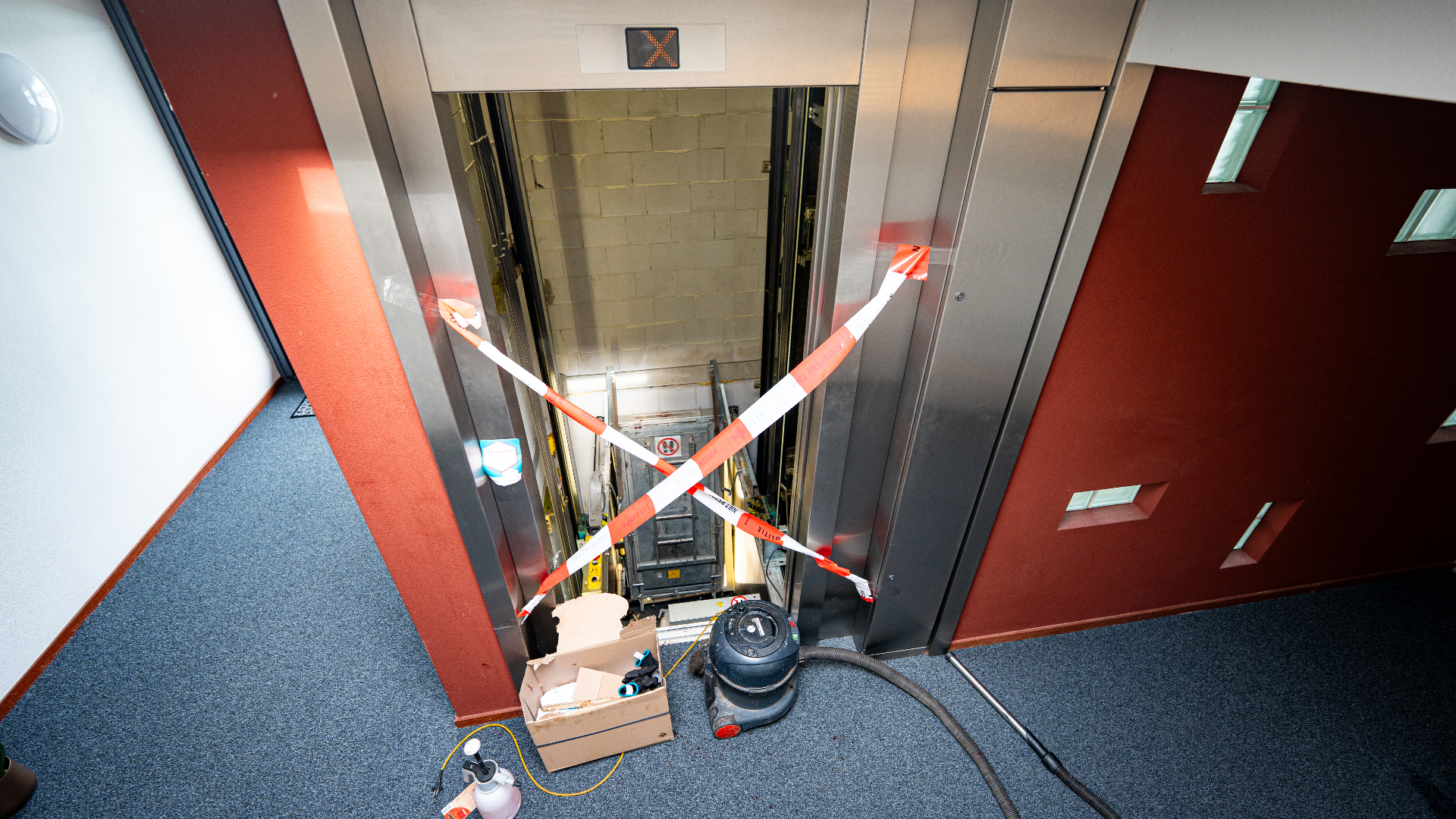 De schoonmakers vielen door het dak van de lift naar beneden.
