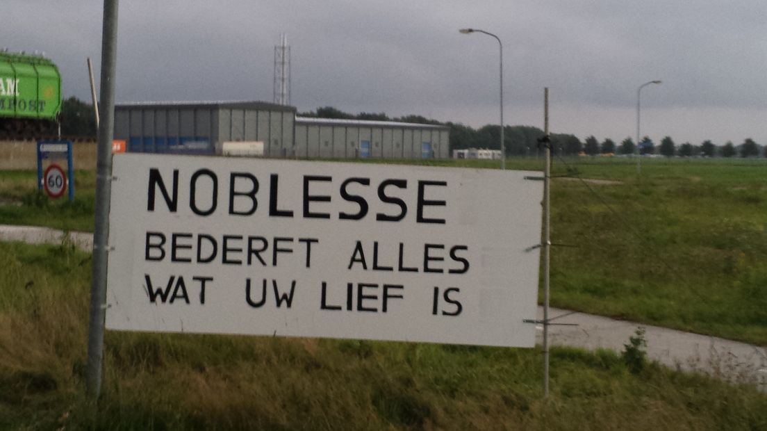 Spandoeken tijdens een eerder protest tegen stankoverlast bij Noblesse
(Rechten: archief RTV Drenthe)