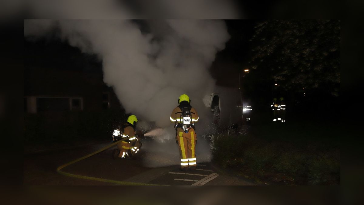 Twee mensen zwaargewond bij explosie op boot bij Terherne