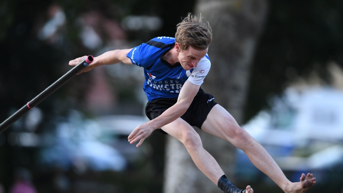 Freark Kramer wint fierljeppen in Grijpskerk