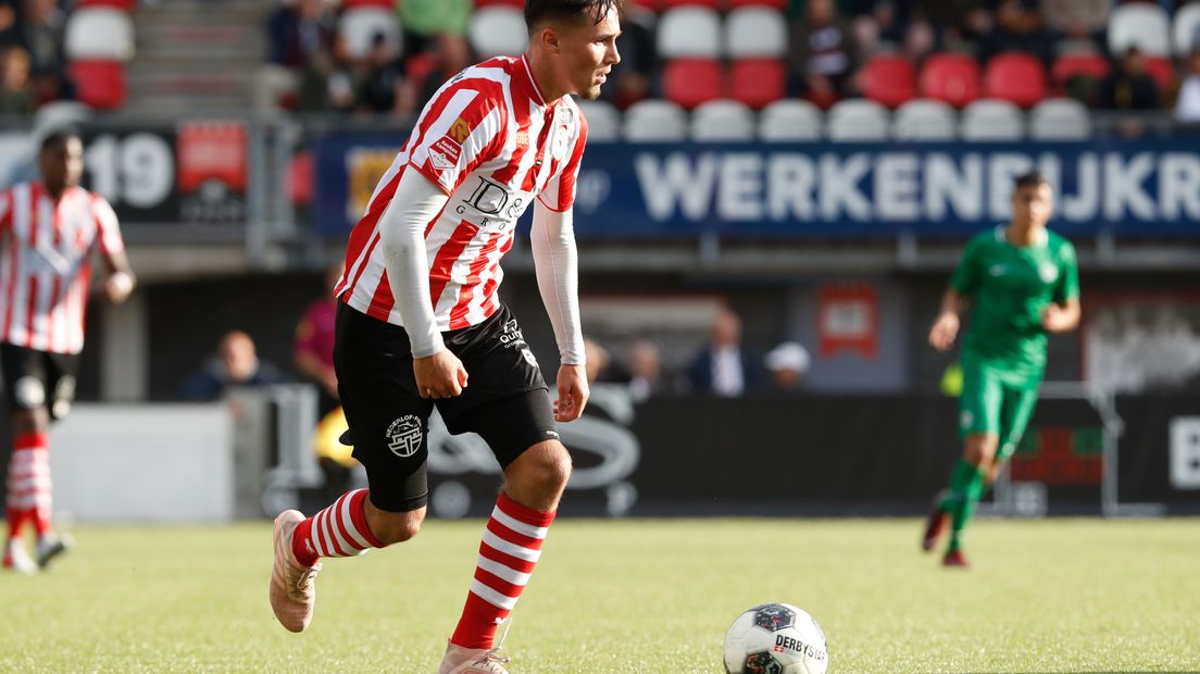 Levi Bouwense tekende vandaag zijn eerste profcontract bij Sparta Rotterdam