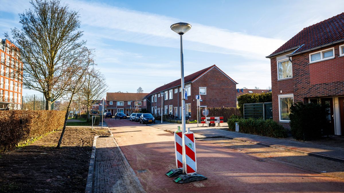 In deze straat staat een lantaarnpaal midden op de weg