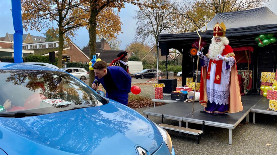 Sinterklaas zwaait naar alle kinderen die langsrijden in Beilen