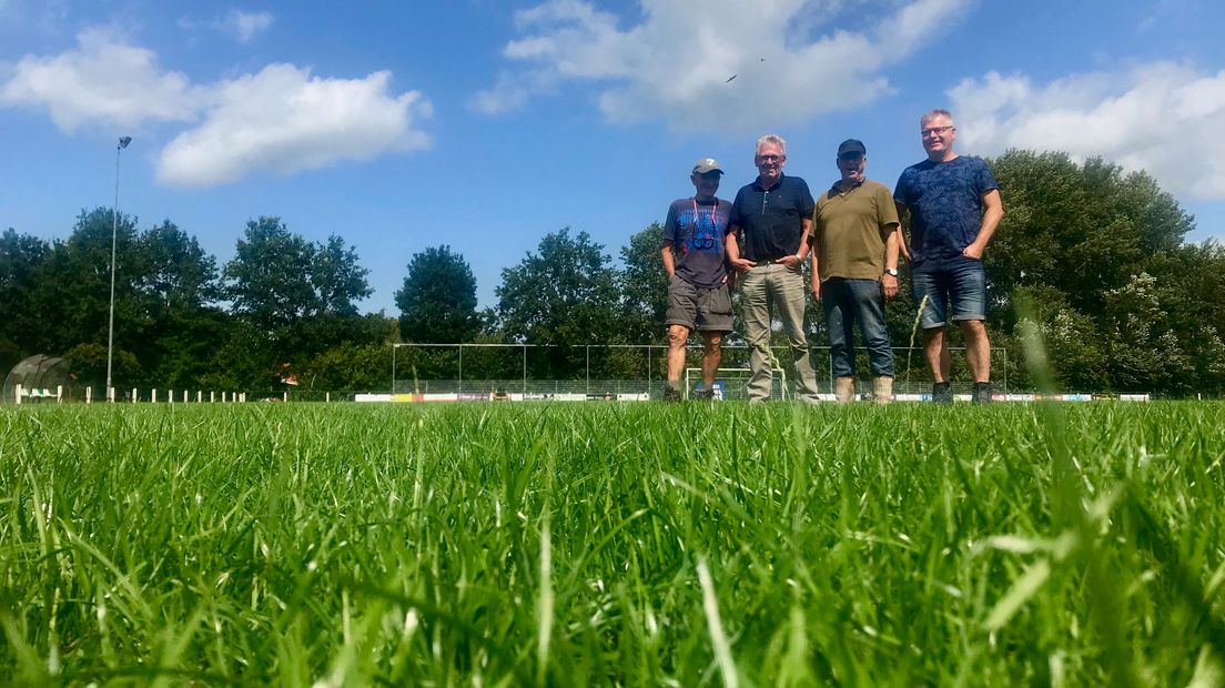 Het sproeiteam van Gieterveen is elke dag in touw. (Rechten: RTV Drenthe/Jeanine Hofsteenge)