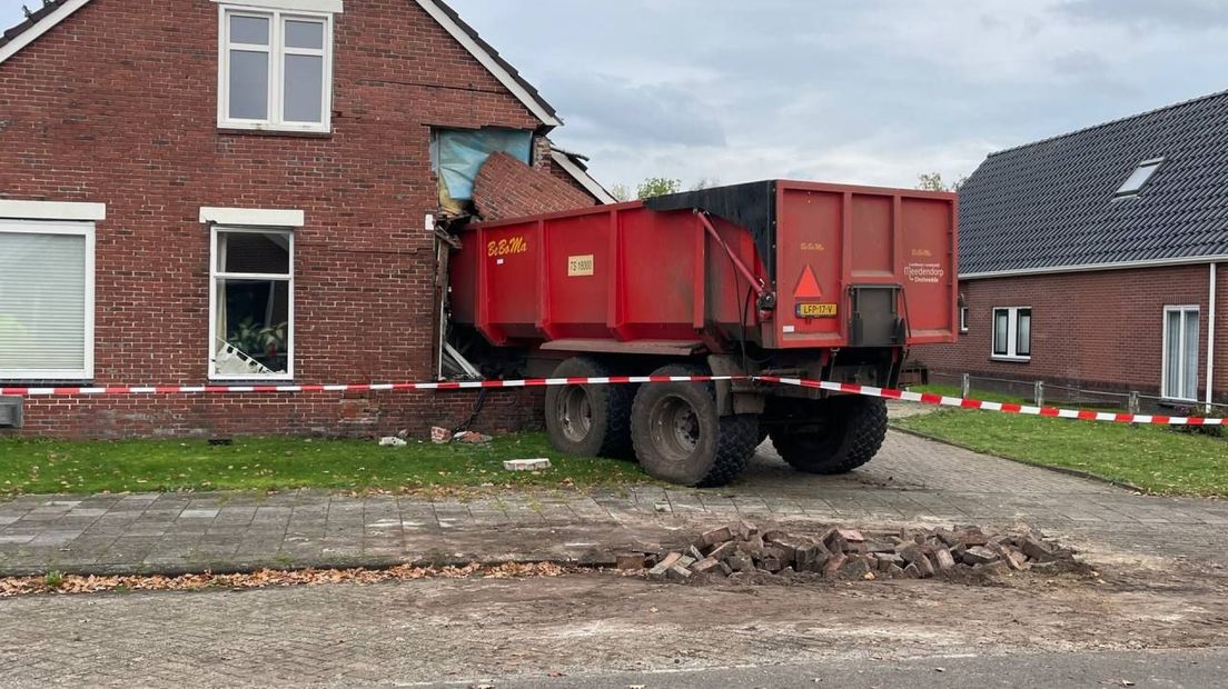 De trekker boorde zich in de gevel van de woning