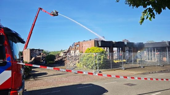 Café-restaurant grotendeels verwoest door grote brand