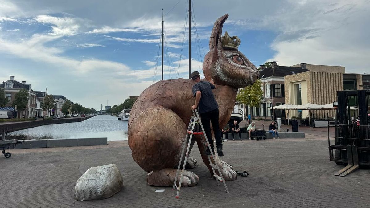 Jongeren onthullen zes meter hoog konijn als nieuw symbool van Assen