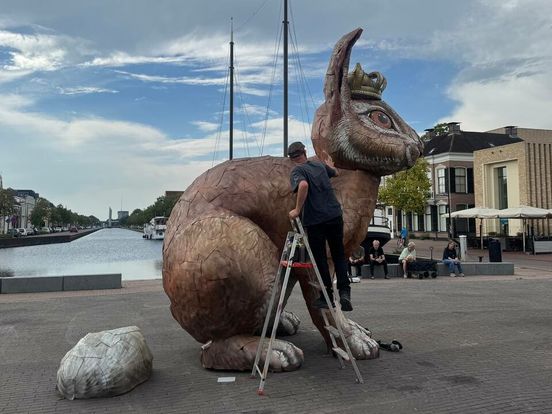 Jongeren onthullen zes meter hoog konijn als nieuw symbool van Assen