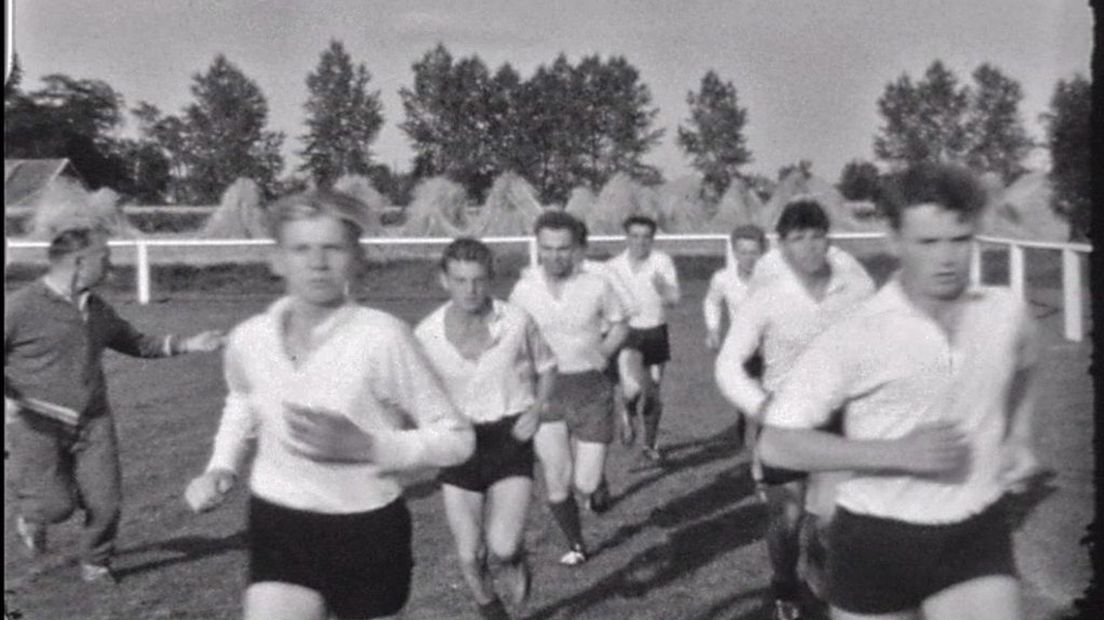 Guus Hiddink rechts vooraan in de dorpsfilm van Varsseveld - still uit de film