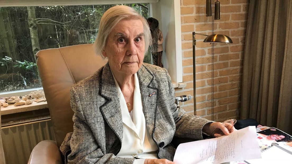De 98-jarige mevrouw Blok-Vuijk met haar brief.