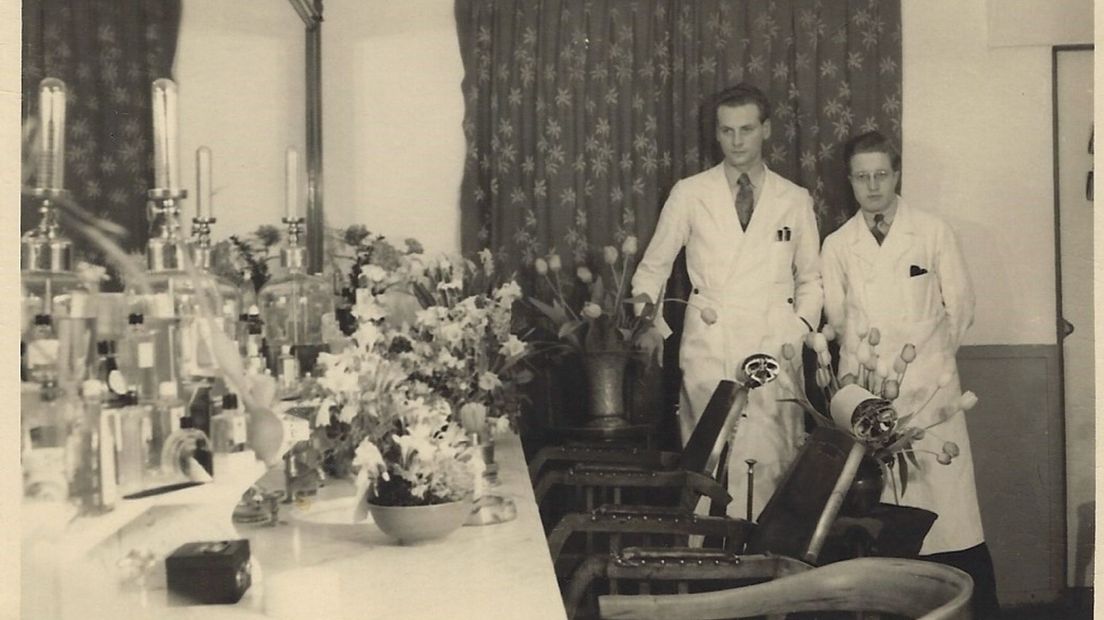 De familie heeft veel foto's van vroeger bewaard.