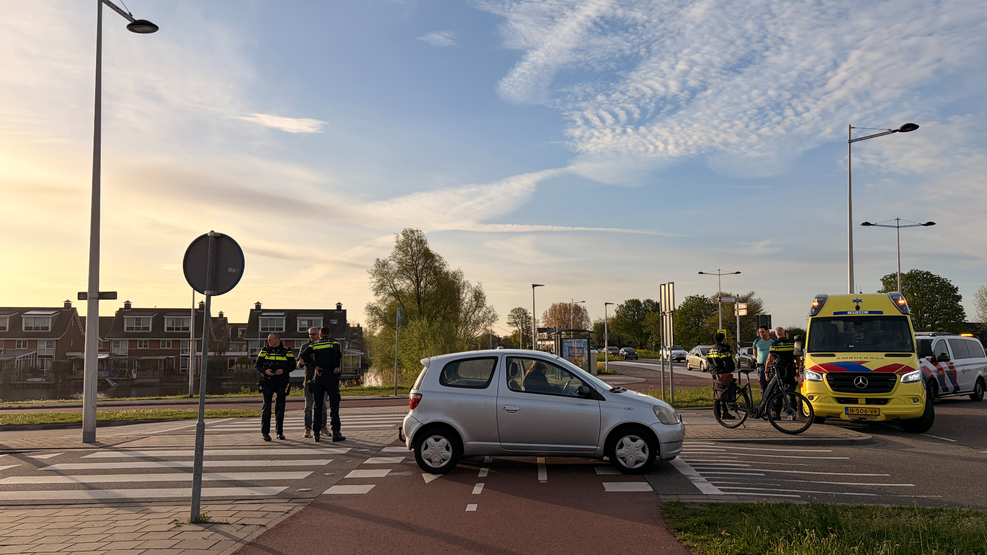 Hoe de fietser en auto konden botsen, is niet bekend