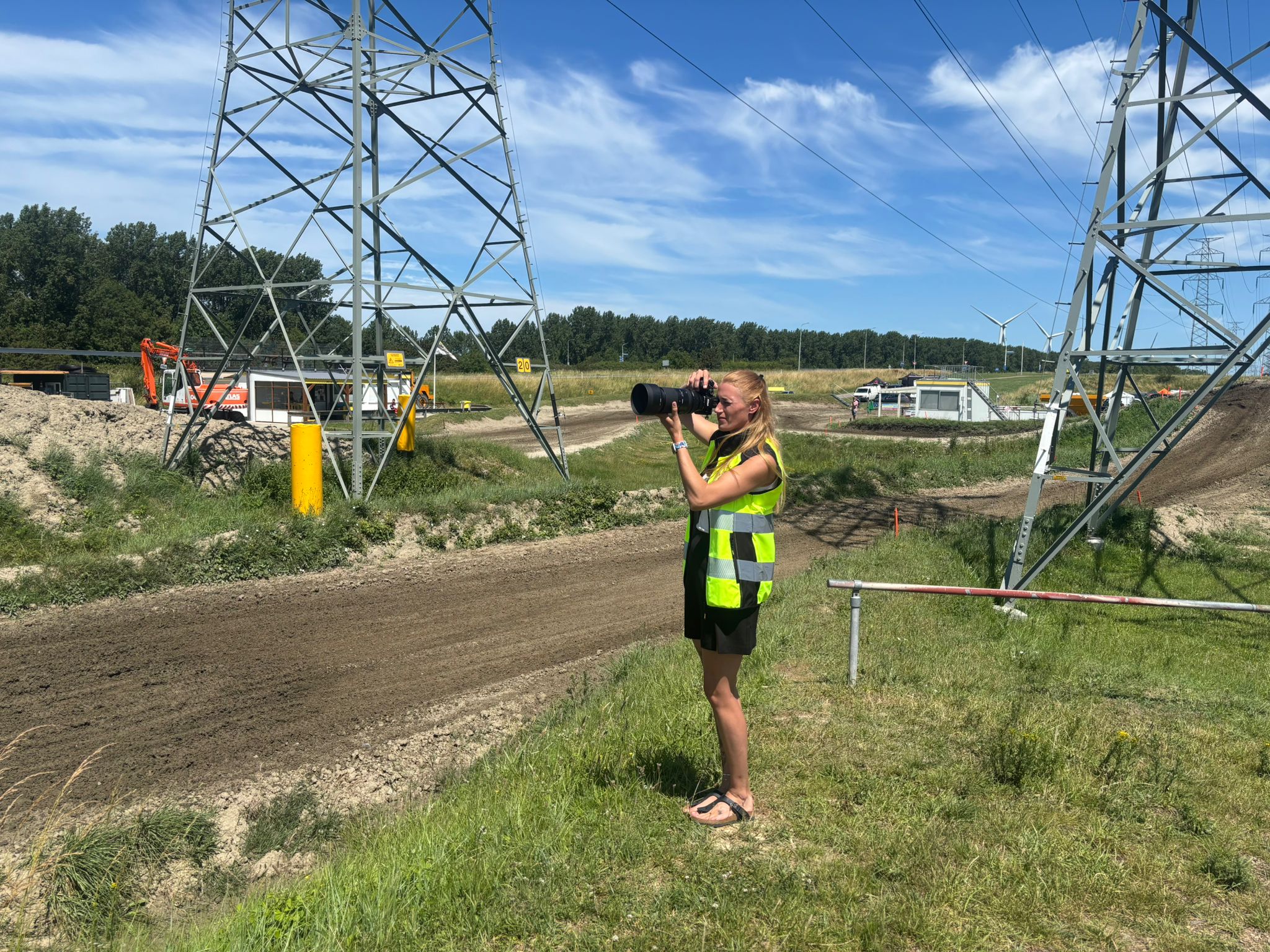 Sportfotograaf Sindy rolde via haar dochters in de motorcrossfotografie: 'Ik maak er soms wel 2.500 per dag'