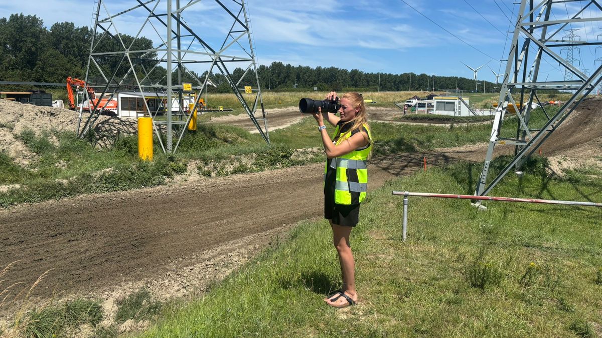 Sportfotograaf Sindy rolde via haar dochters in de motorcrossfotografie: 'Ik maak er soms wel 2.500 