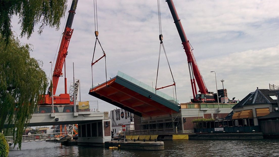 Het inhijsen van het brugdek van de brug in 2016