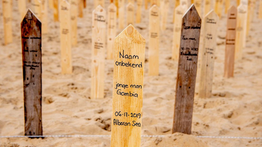 Op de gedenktekens staat informatie die bekend is over de omgekomen vluchtelingen
