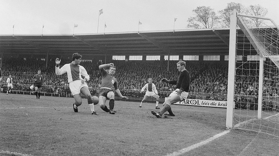Gevaar voor het Heracles-doel in 1964. Keeper Jan van de Wint en een Heracles-verdediger proberen Sjaak Swart van scoren af te houden