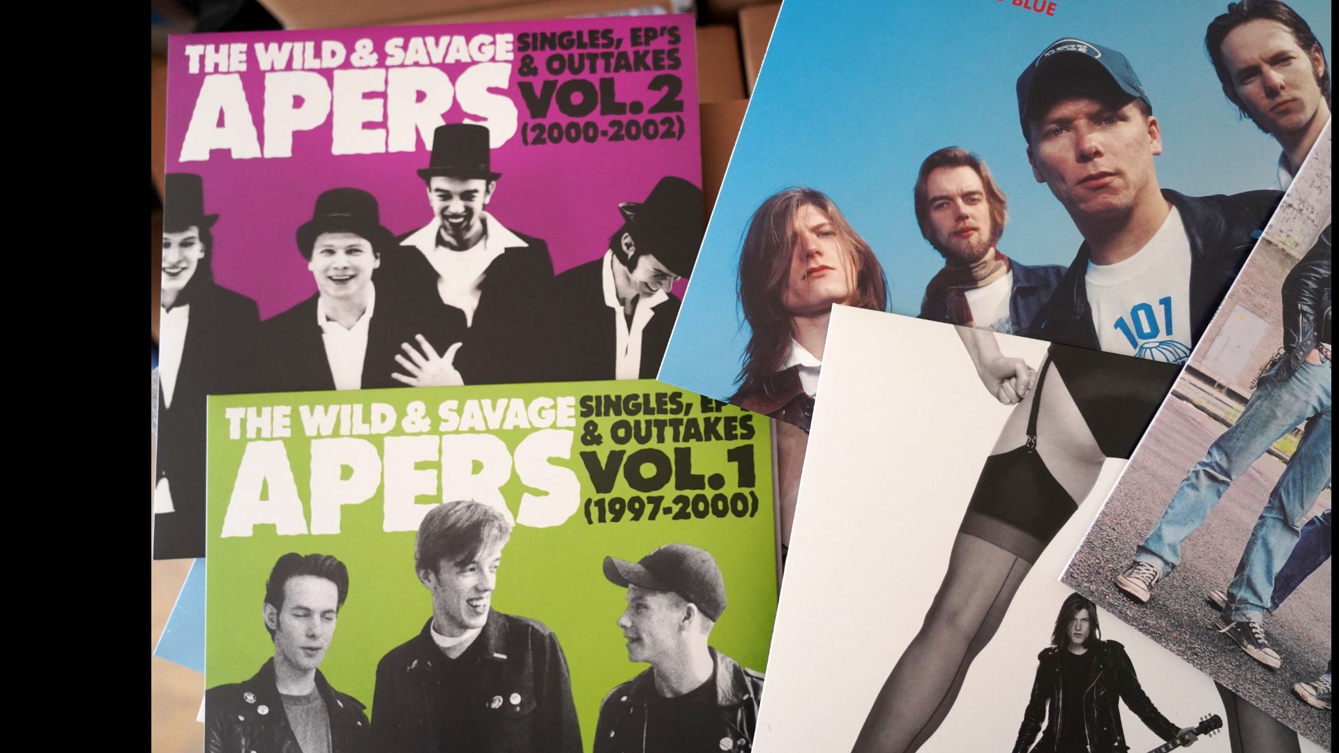 Verspreide opnames van The Apers uit Rotterdam, samengebracht op twee lp's in de jubileumbox van Stardumb Records.