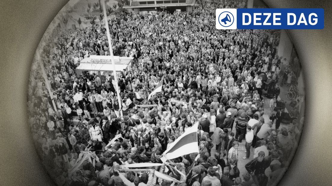 Een mensenmassa op de Grote Markt vanwege de promotie van FC Groningen