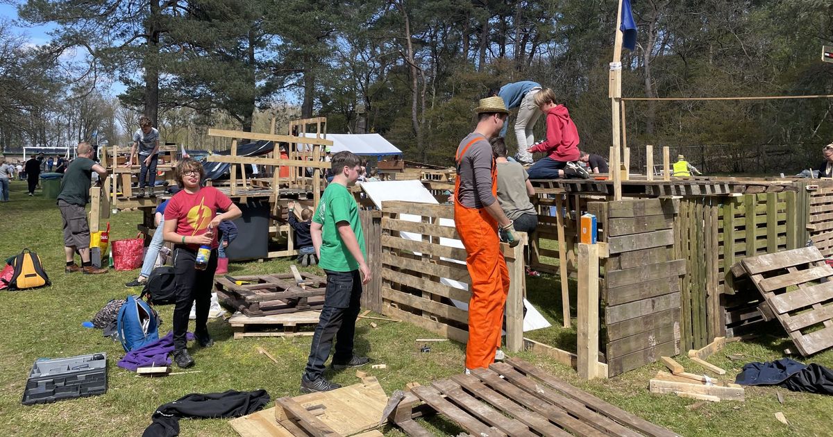 Timmeren en zagen aan een eigen bouwhut in Dwingeloo: 'We doen maar wat