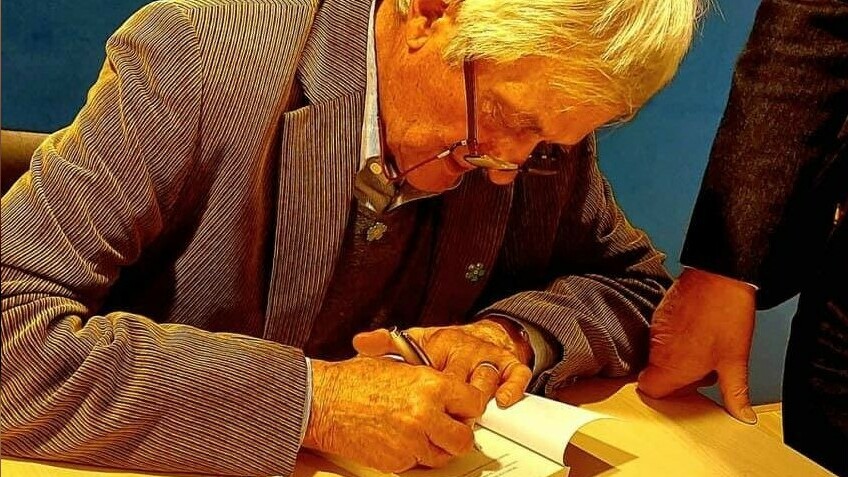 Willem Brouwer sinjearret ien fan syn boeken