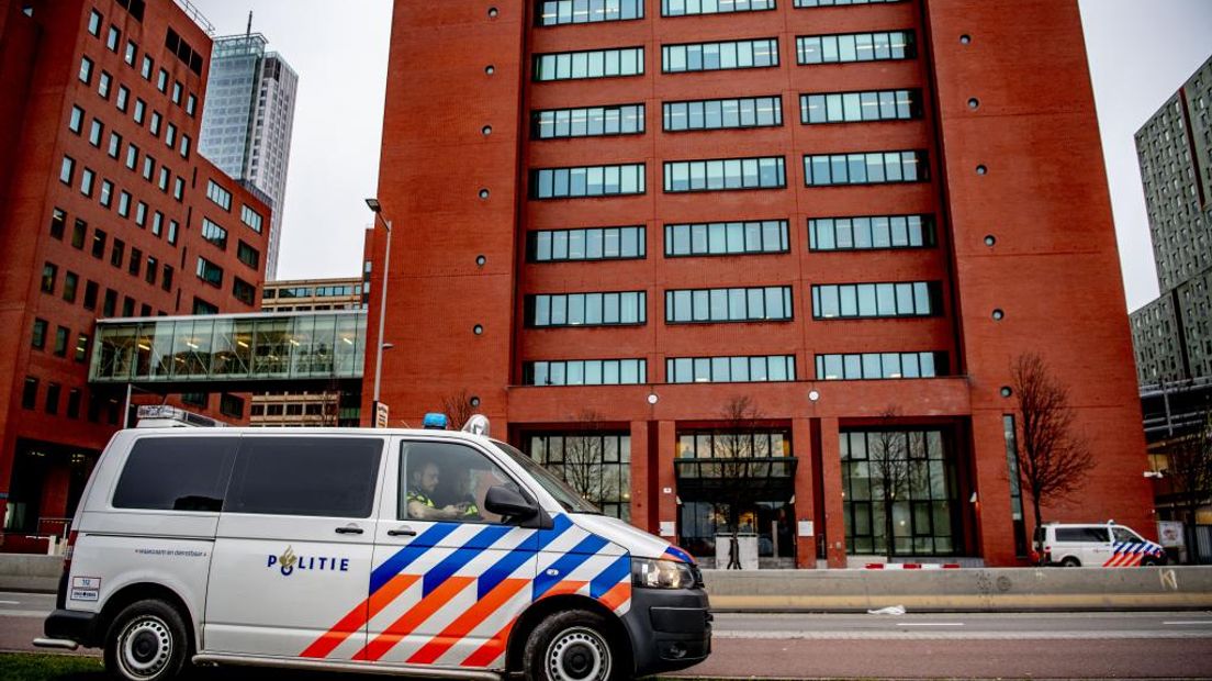 Politiebeveiliging bij de rechtbank in Rotterdam.