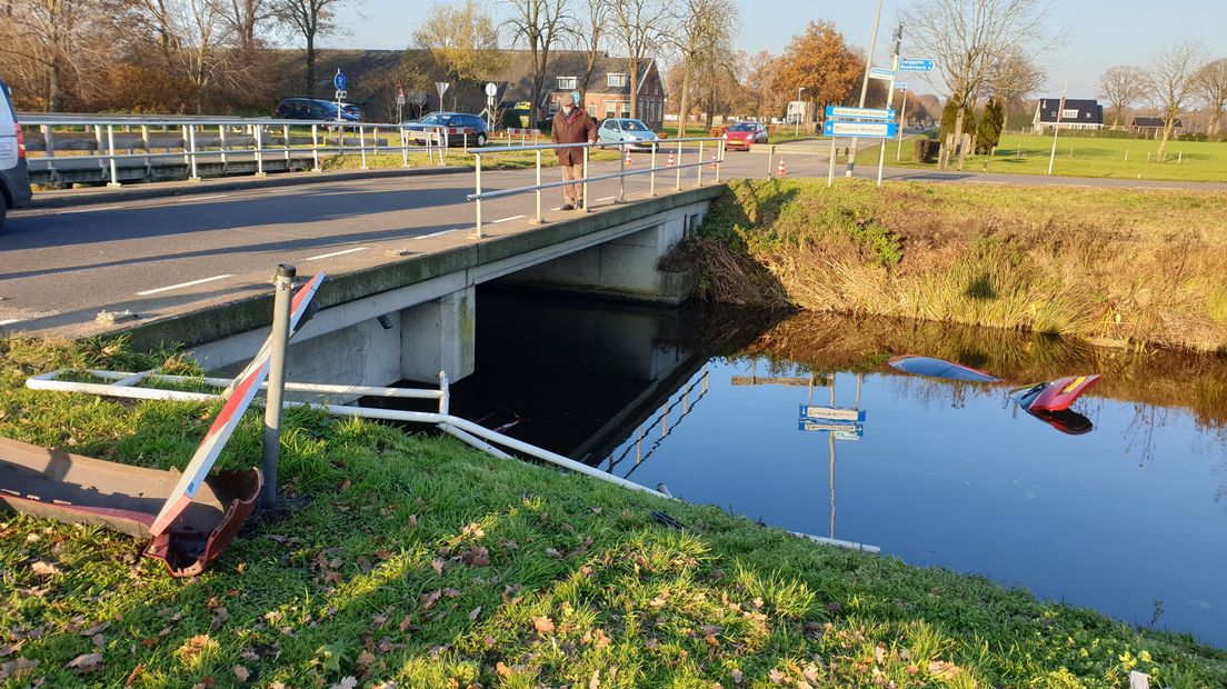 De auto lag tot het dak onder water (Rechten: