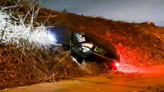 112 Nieuws: Auto crasht in Enschede tegen geluidswal | Dodelijk ongeval tussen Raalte en Mariënheem. 112 Nieuws: Auto crasht in Enschede tegen geluidswal | Dodelijk ongeval tussen Raalte en Mariënheem.