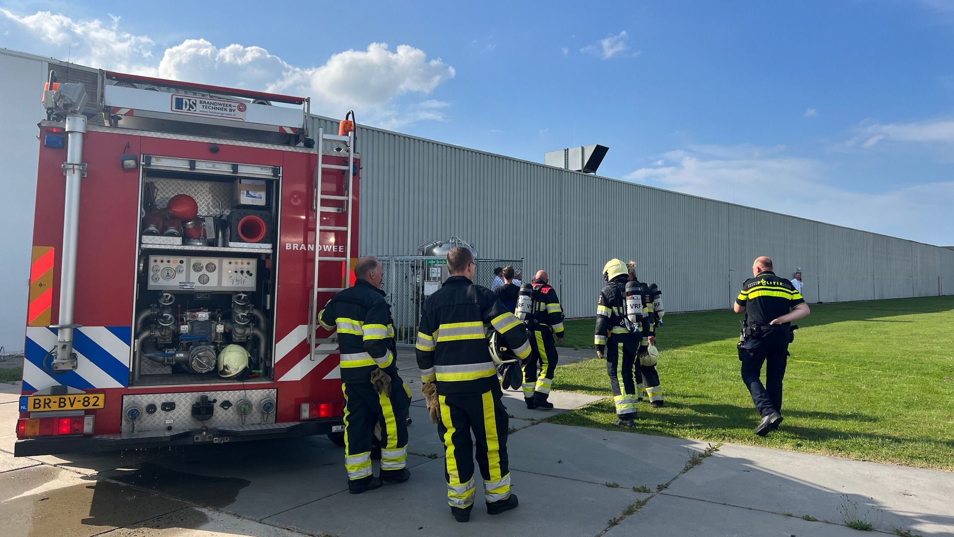 Brand in productiehal Van der Meulen in Hallum - Omrop Fryslân