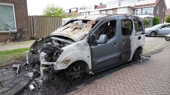 Zoveelste autobrand in zelfde straat • golfspullen gestolen