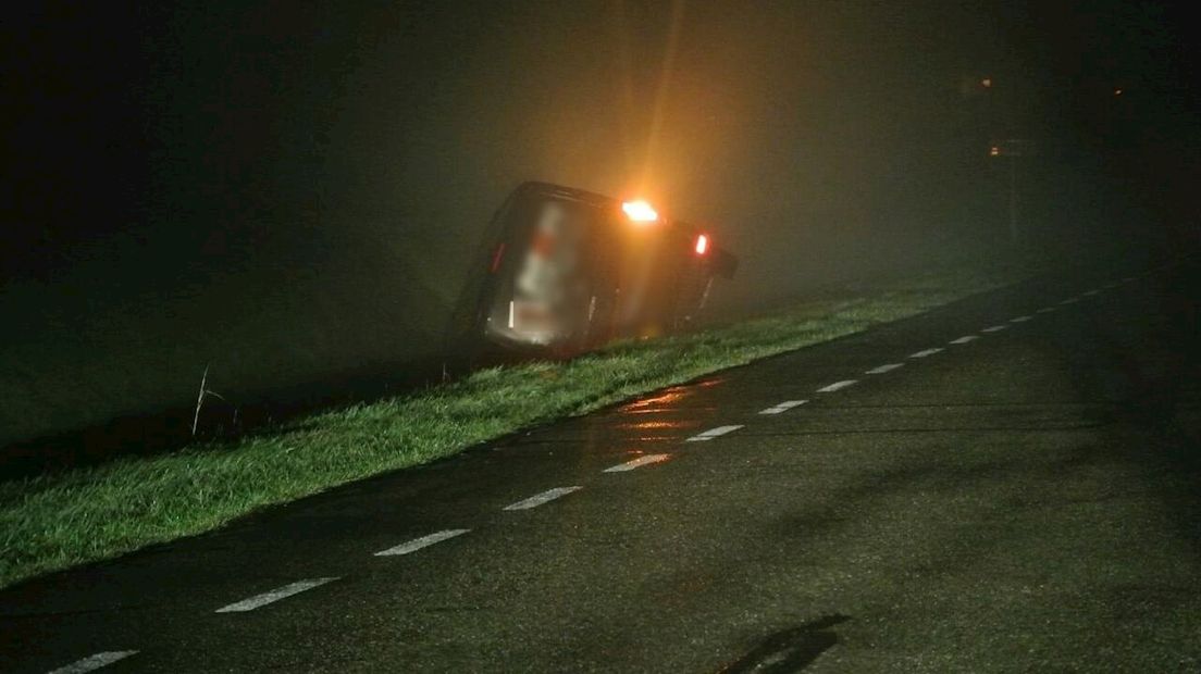 Busje in de sloot naast grote brand in Staphorst