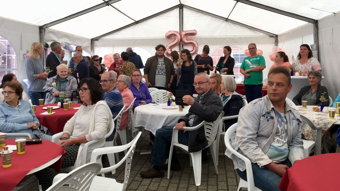Buurtbewoners en cliënten van Emergis vieren samen feest in Oostburg