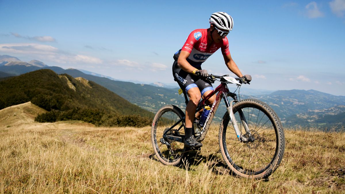 Mountainbiker Smeenge zegeviert in Italiaanse klimmeerdaagse