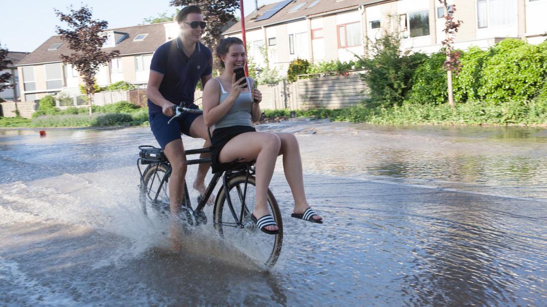 Een gesprongen waterleiding zorgt voor een waterballet in Nieuwegein.