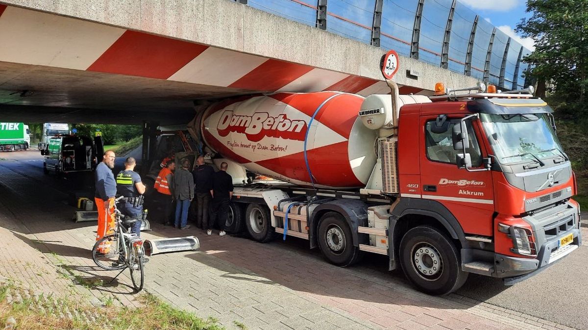 112-nieuws 31 augustus: Betonwagen zit vast onder viaduct Akkrum | Storing bij hulpdiensten