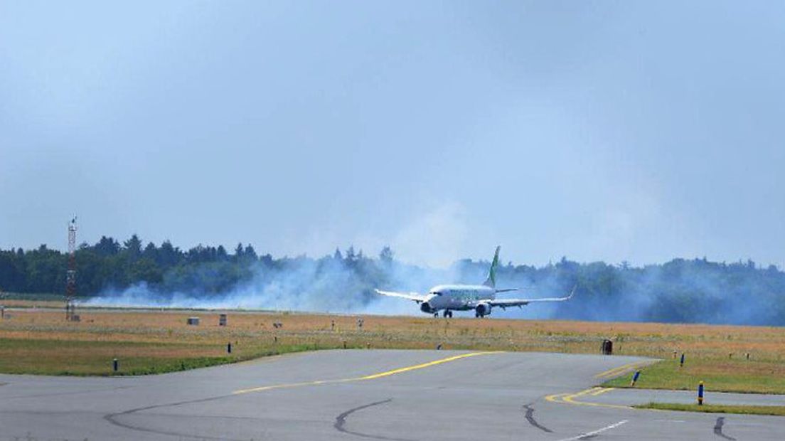 De bermbrand zorgde dat een vliegtuig uit Portugal in de rook moest landen op Eelde.
