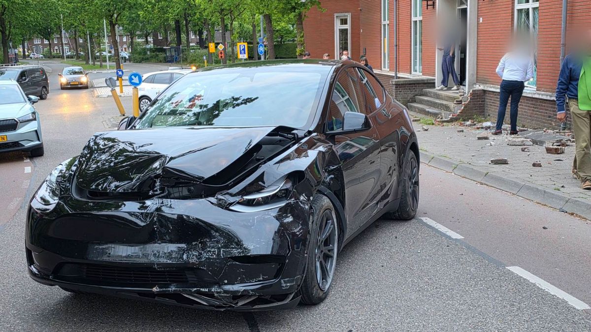 Automobilist rijdt tegen gevel van woning