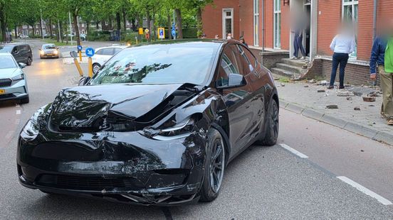 Automobilist rijdt tegen gevel van woning