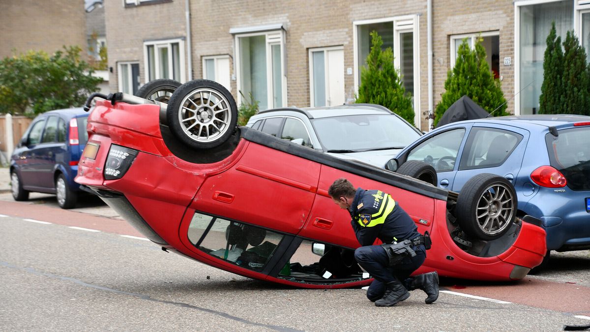 Auto raakt over de kop na botsing