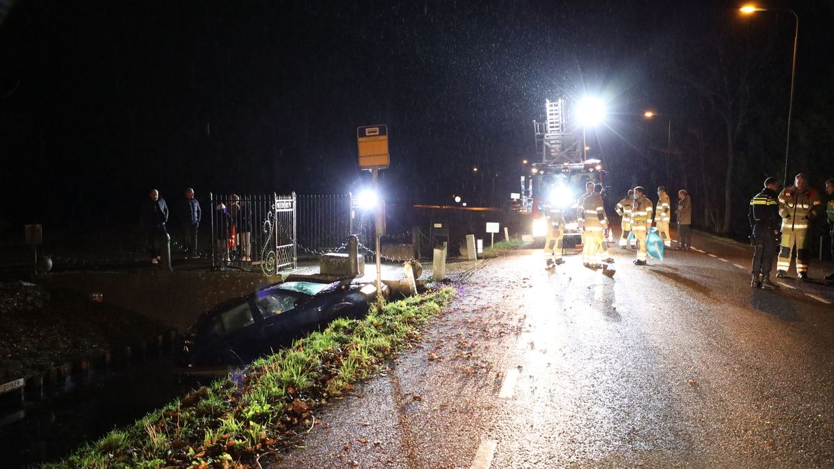 Auto te water in Nieuwersluis, inzittende gewond naar het ziekenhuis