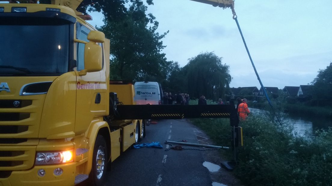 Een bergingsbedrijf heeft maandagavond in Echteld een auto uit de Linge getakeld. Volgens een betrokkene heeft de bestuurder de auto op eigen kracht kunnen verlaten en heeft hij zelf de politie gebeld. De man raakte met zijn auto in de rivier, nadat hij moest uitwijken voor een reiger, zo vertelt de betrokkene.