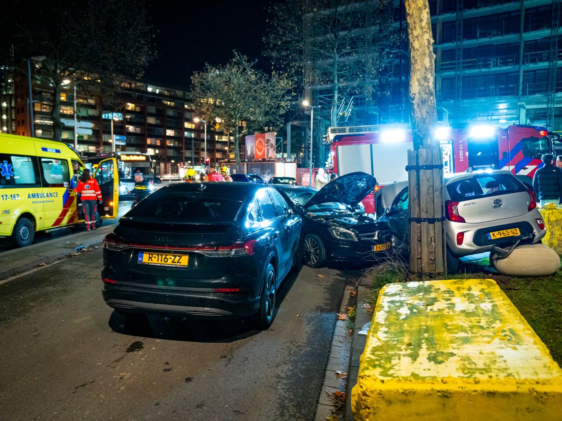 Ongeluk met vier auto's op Rotterdam-Zuid.