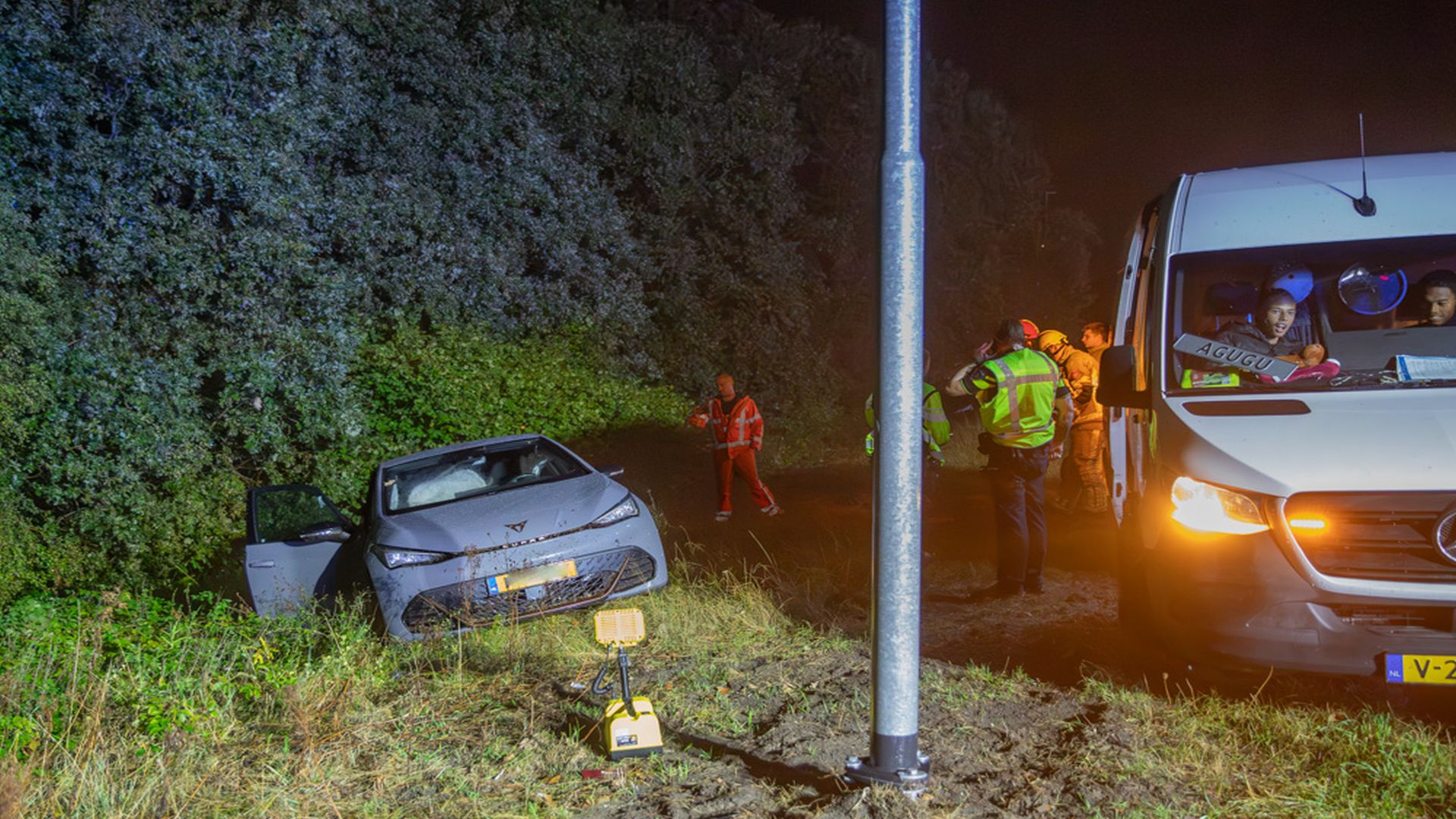 In stromende regen ontdekken Alex en Floris een gecrashte auto: 'Ga maar even droog zitten in onze b