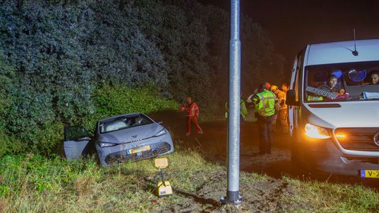 In stromende regen ontdekken Alex en Floris een gecrashte auto: 'Ga maar even droog zitten in onze bus' Nieuws